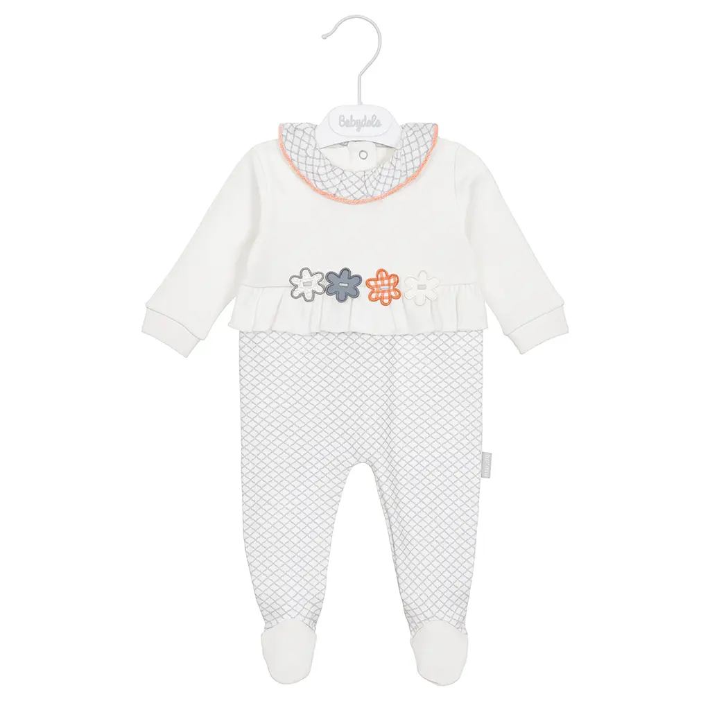 20251106_1129_Baby Outfit Displayed_remix_01k9c7xbx6ftwt9mxyd0bhw8yc.webp