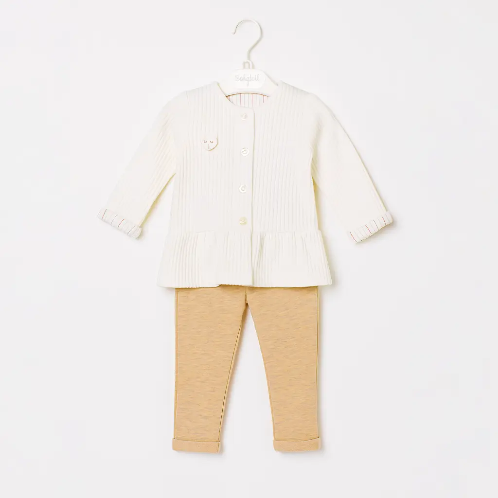 20251110_1132_Baby Outfit Display_remix_01k9phmzj5ey2a35zc88cebeqd.webp