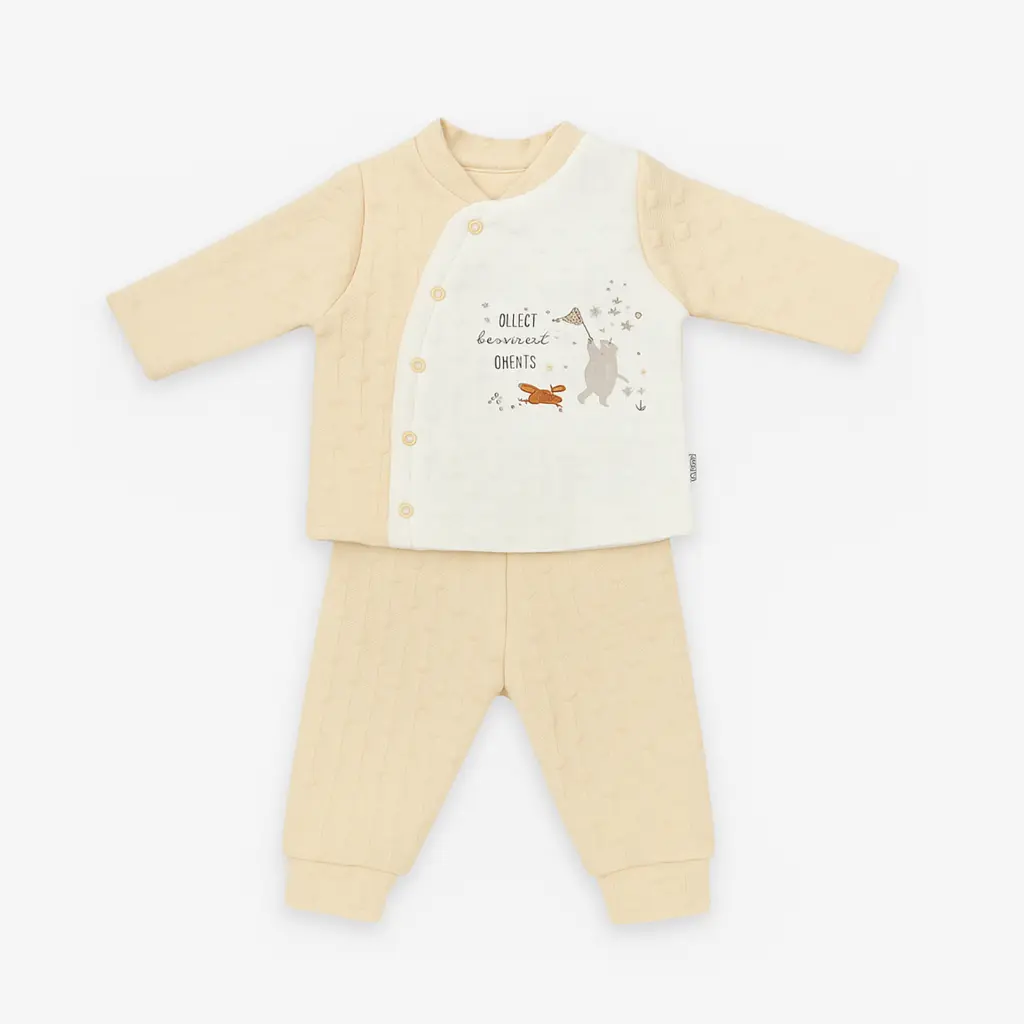 20251119_1310_Baby Outfit Studio Display_remix_01kadwtjrgffhtwvp5ce81zsb5.webp